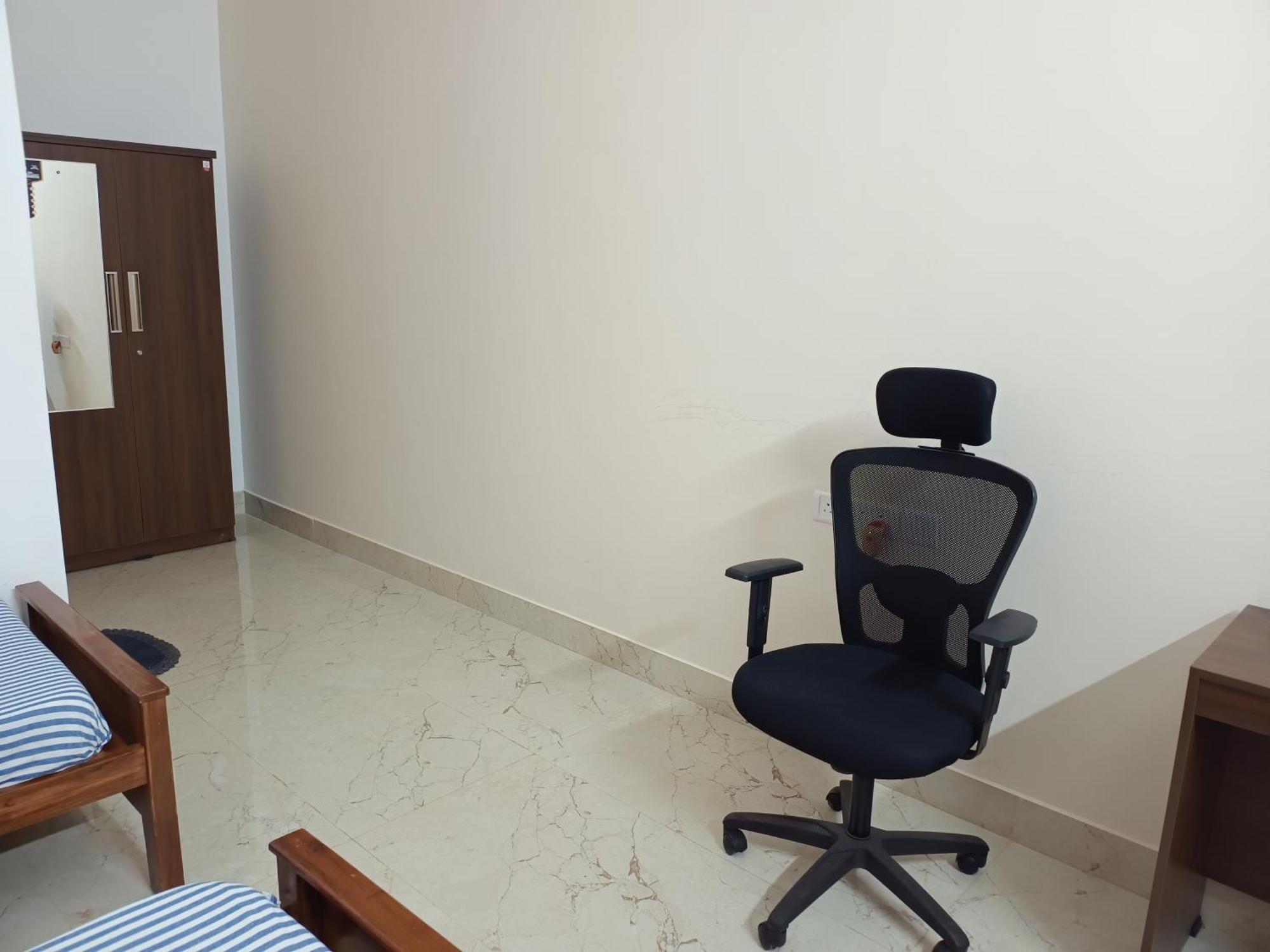Adorno Arcade Hotel *
